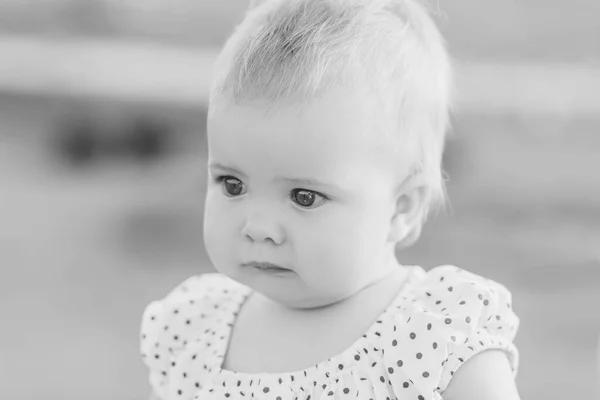 波尔卡圆点连衣裙中可爱婴儿的黑白照片 — 图库照片