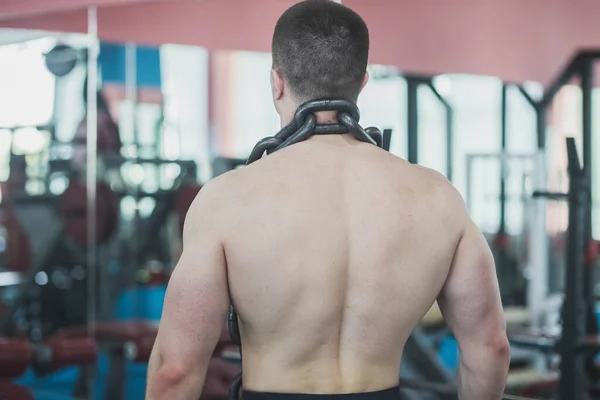 Een Atleet Staat Een Sportschool Met Een Grote Ketting Zijn — Stockfoto