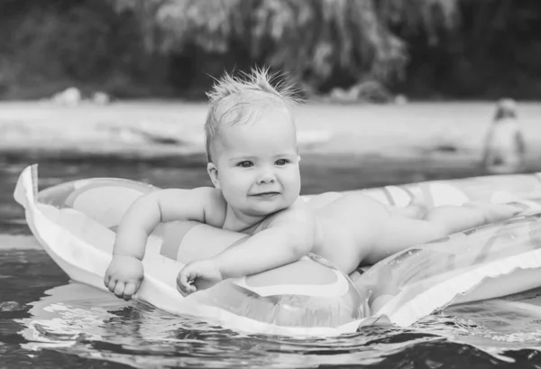 Piękne Dziecko Pływające Materacu Rzece — Zdjęcie stockowe