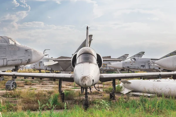 Старый Реактивный Самолет Стоит Заброшенном Аэродроме — стоковое фото