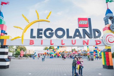Billund, Danimarka, Temmuz 2018: Legoland eğlence parkının girişinde genç bir aile selfie çekti