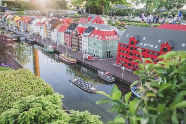 Billund, Danimarka, Temmuz 2018: İnşaatçıdan yapılmış minyatür bir şehirde insanlar Legoland 'da yürüyor