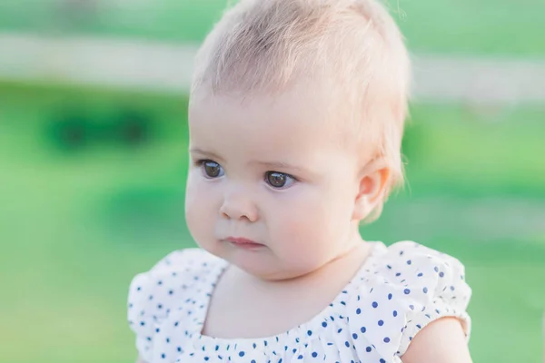 Bebê Adorável Vestido Bolinhas Parque — Fotografia de Stock