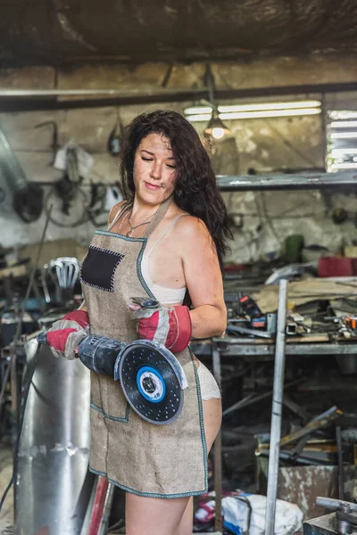 Girl Blacksmith Holding Angle Grinder Workshop — Stock Photo, Image