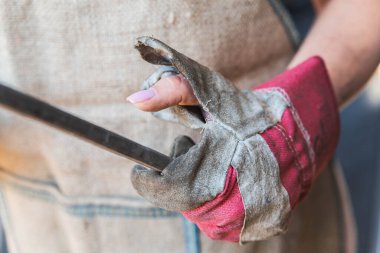 Kadın eli ve yırtık eldiven manikürü.