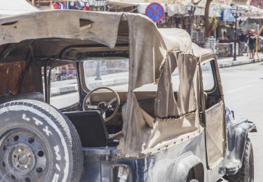 Eski şehir, Mısır, Mart 2020: Eski şehrin çatısı sızdıran eski polis cipi