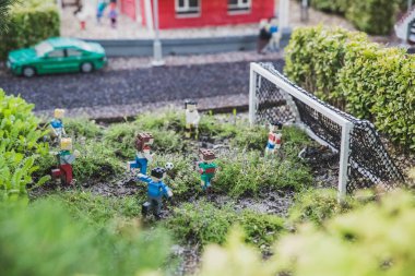 Billund, Danimarka, Temmuz 2018: minyatür bir şehirde küçük adamlar futbol oynuyor