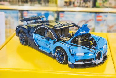 Billund, Danimarka, Temmuz 2018: Legoland 'daki hediyelik eşya dükkanında yarış arabası