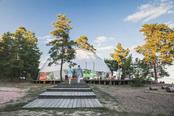 2020年8月ウクライナ グレボフカ ドニエプル川のほとりにある大きな丸いテントの下のカフェ — ストック写真