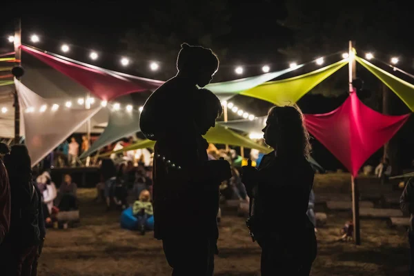 Glebovka Ucraina Agosto 2020 Sagome Genitori Con Bambino Notte Festival — Foto Stock