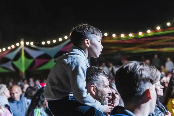 2020年8月 ウクライナ グレボフカ コンサートで父の肩の上に座る少年 — ストック写真