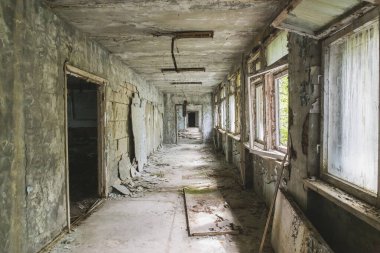 Pripyat 'ta terk edilmiş bir okulda korkunç bir koridor.