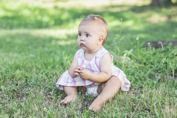 Adorable Baby Wielobarwnej Sukience Parku — Zdjęcie stockowe