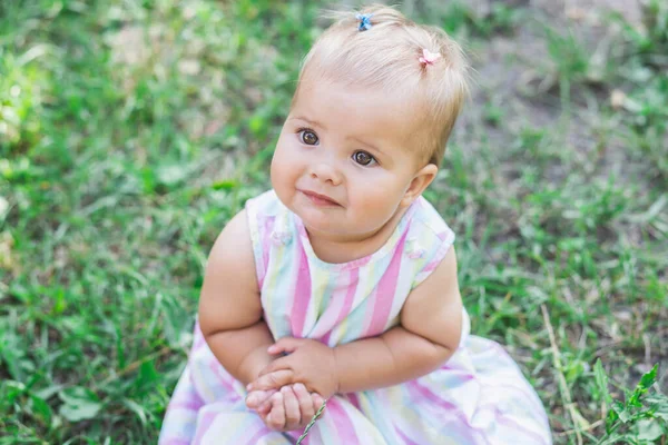 Adorable Baby Wielobarwnej Sukience Parku — Zdjęcie stockowe