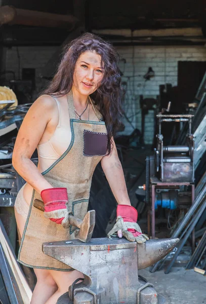 Blacksmith Stands Workshop Anvil — Stock Photo, Image