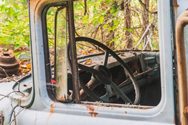 Pripyat 'ta yağmacılar tarafından kırılan eski bir araba.