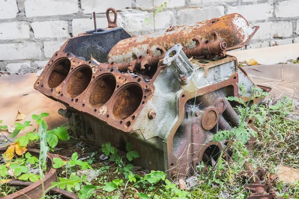 Viejo Motor Oxidado Desmontado Yace Hierba — Foto de Stock