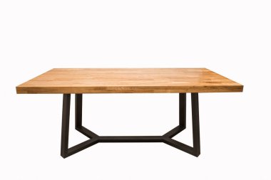 Beyaz arka planda siyah metal bacakları olan ahşap kaplı masa.