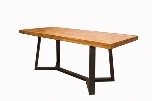 45度の角度で白い背景に黒い金属の脚を持つ木製の漆塗りのテーブル — ストック写真