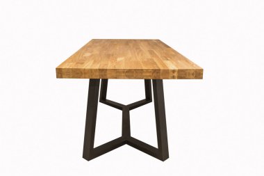 Beyaz arka planda siyah metal bacaklı ahşap bir masa. 