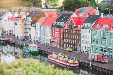 Billund, Danimarka, Temmuz 2018: İnşaatçıdan yapılmış minyatür bir şehirde insanlar Legoland 'da yürüyor