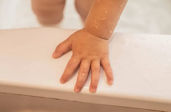 Ręka Dziecka Które Kąpie Się Łazience — Zdjęcie stockowe