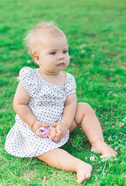 Adorable Bebé Vestido Lunares Está Jugando Con Una Muñeca Parque — Foto de Stock