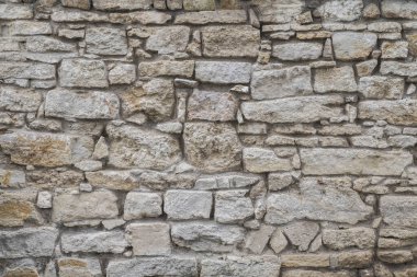 Terk edilmiş bir kalede eski bir taş duvar.