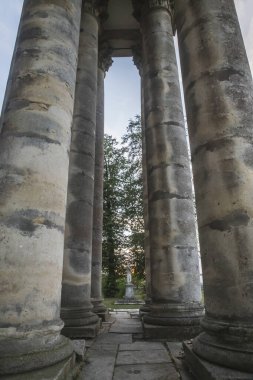 Akşamları terk edilmiş kilisenin yakınındaki kolonide.