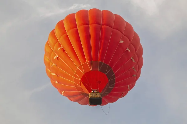 Červený Horkovzdušný Balón Letící Obloze Při Západu Slunce — Stock fotografie