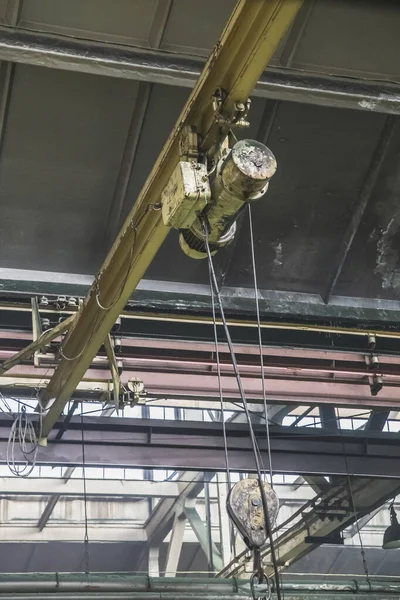 Alter Kran Unter Dem Dach Einer Fabrik — Stockfoto