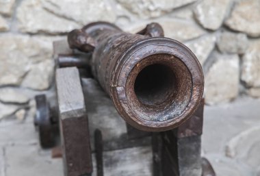 Eski terk edilmiş bir kalede ortaçağ topları