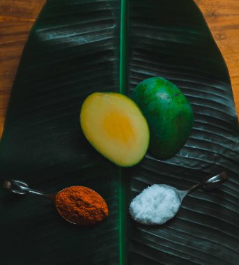 Üst Açı Görünümü Ham Mangolar ve Tuz Masalaları   