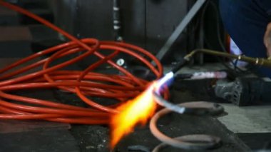Tamirci tarafından gaz kaynak donatımı araba garajda araba bobin Bahar (araba süspansiyon) kaynak için çalışma