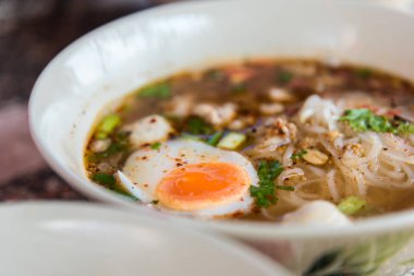 Baharatlı tom yum noodle ile domuz eti ve yumurta Tay sokak gıda pazarı veya restoran Tayland Satılık