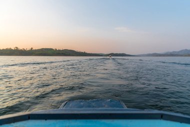 Turist long tail tekne ile güneş saat akşam ışık tarafından Songkaria nehrinde yelken tarafından ne zaman tatil seyahat relax için