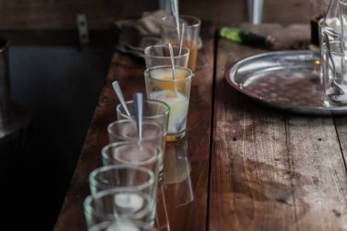 Tayland 'da Tayland sokak gıda pazarında ya da Tayland tarzı kafe' de rafadan yumurta ve klasik kahve satışı için Tayland usulü kahvaltı.