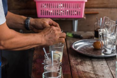 Tayland 'da Tayland sokak gıda pazarında ya da Tayland tarzı kafe' de rafadan yumurta ve klasik kahve satışı için Tayland usulü kahvaltı.