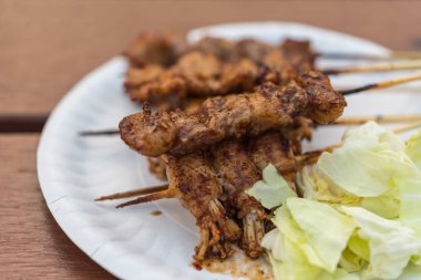 Mala biber sosu ve Çin sıcak baharatlı bitki (Sichuan biber) Tay sokak gıda pazarı veya Restoran Bangkok Tayland Satılık ile ızgara et (Dana eti, domuz eti, tavuk veya mantar) olduğunu