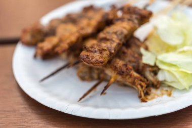 Mala biber sosu ve Çin sıcak baharatlı bitki (Sichuan biber) Tay sokak gıda pazarı veya Restoran Bangkok Tayland Satılık ile ızgara et (Dana eti, domuz eti, tavuk veya mantar) olduğunu