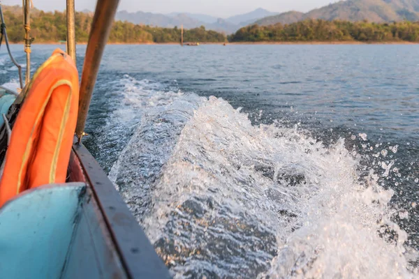 游客乘坐长尾船在 Songkaria 河上航行 傍晚时分 当度假旅行放松时 — 图库照片
