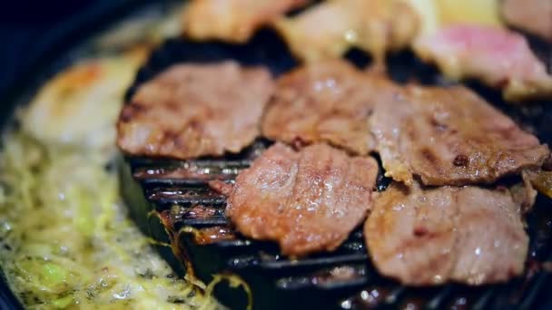 烤熟的肉牛肉和猪肉 烹饪和牛烧烤 烤肉烧烤自助餐厅的食物 — 图库视频影像