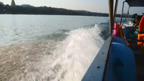 Turista Navegando Rio Songkaria Por Barco Cauda Longa Com Luz — Vídeo de Stock