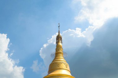 Payathonzu, Myanmar - 2 Mart 2018: Golden Pagoda Tai Ta Ya manastır ya da Wat Sao ROI Ton Tapınağı (tahta Temple), Payathonsu, Budist Tapınağı'nın güneyinde Kayin devlet, Myanmar