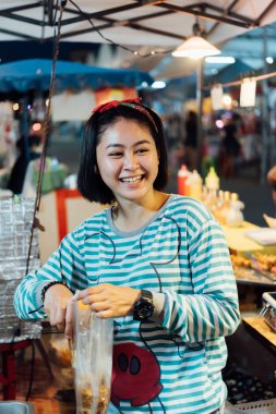 Bangkok, Tayland - 5 Nisan 2018: tanımlanamayan Şef bir Mala yemek ızgara et (Dana eti, domuz eti, tavuk veya mantar) biber sosu ve sichuan mi biber sokak gıda pazarında Satılık.
