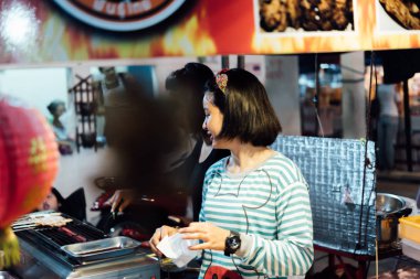 Bangkok, Tayland - 5 Nisan 2018: tanımlanamayan Şef bir Mala yemek ızgara et (Dana eti, domuz eti, tavuk veya mantar) biber sosu ve sichuan mi biber sokak gıda pazarında Satılık.