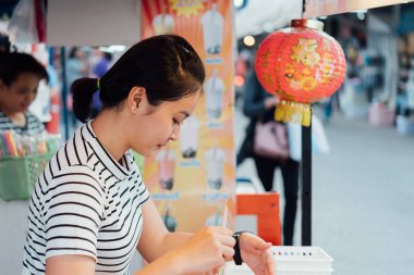 Bangkok, Tayland - 26 Nisan 2018: tanımlanamayan Şef bir Mala yemek ızgara et (Dana eti, domuz eti, tavuk veya mantar) biber sosu ve sichuan mi biber sokak gıda pazarında Satılık.