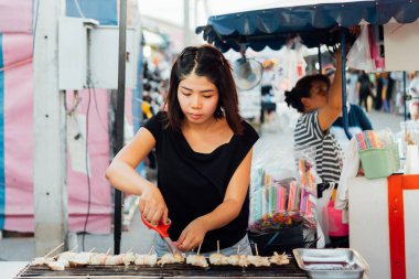 Bangkok, Tayland - 26 Nisan 2018: tanımlanamayan Şef bir Mala yemek ızgara et (Dana eti, domuz eti, tavuk veya mantar) biber sosu ve sichuan mi biber sokak gıda pazarında Satılık.