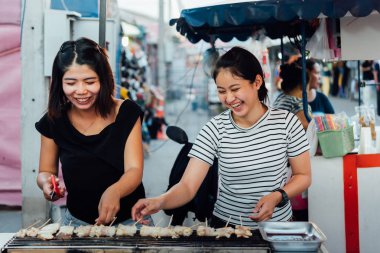 Bangkok, Tayland - 26 Nisan 2018: tanımlanamayan Şef bir Mala yemek ızgara et (Dana eti, domuz eti, tavuk veya mantar) biber sosu ve sichuan mi biber sokak gıda pazarında Satılık.
