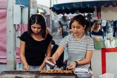 Bangkok, Tayland - 26 Nisan 2018: tanımlanamayan Şef bir Mala yemek ızgara et (Dana eti, domuz eti, tavuk veya mantar) biber sosu ve sichuan mi biber sokak gıda pazarında Satılık.
